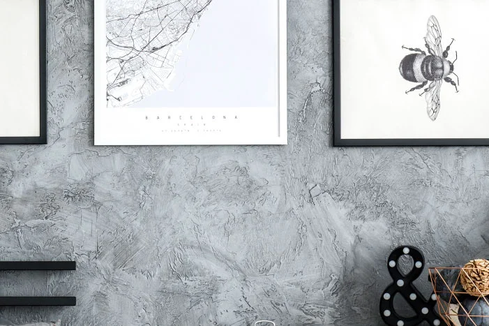 Bilderrahmen an grauer Wand